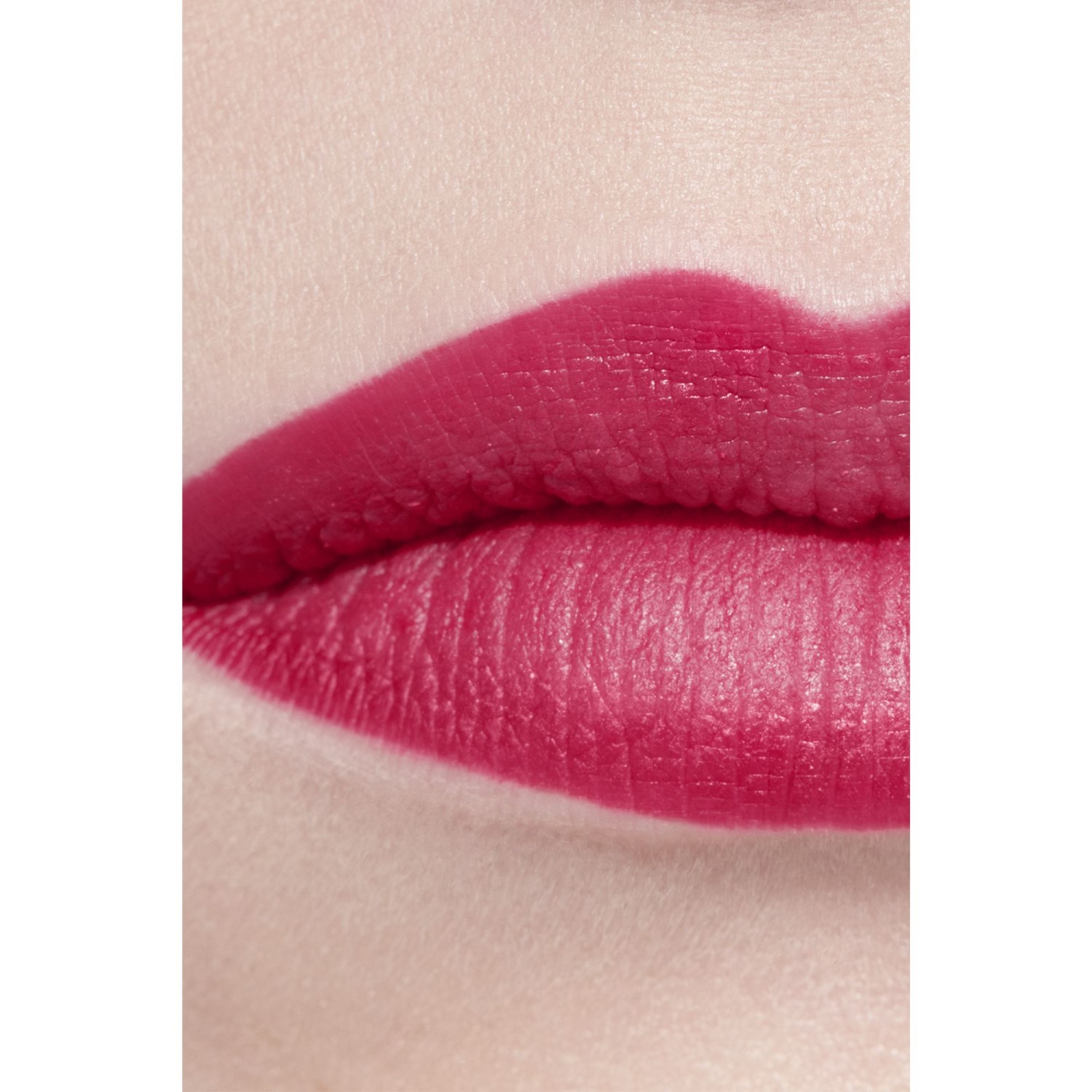 LA BARRA DE LABIOS ATERCIOPELADA LUMINOSA